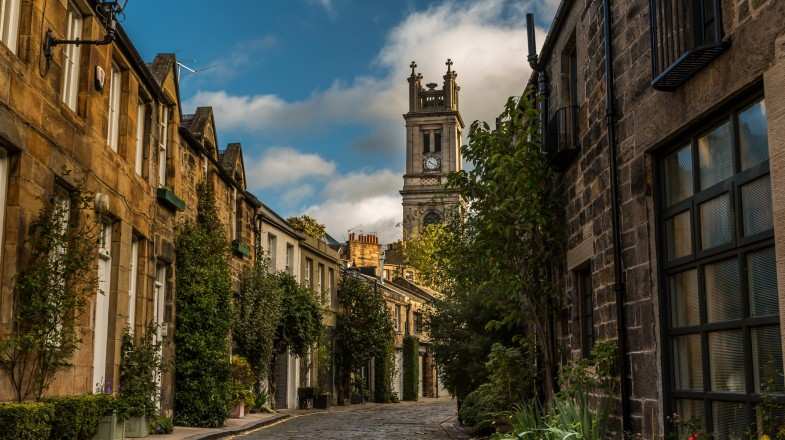 See the Circus Lane in Edinburgh while spending 7 days in Scotland.