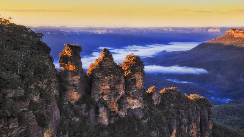 Peaks of three sisters of Australia in January.