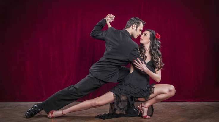 A couple dancing tango, one of the most mesmerizing things to do in Buenos Aires