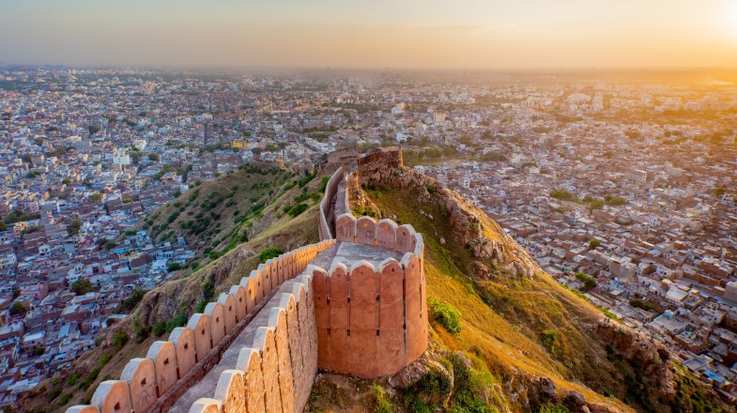 Steeped in rich history, scattered with famous bazaars, and graced with hilltop temples, the things to do in Jaipur seem endless.
