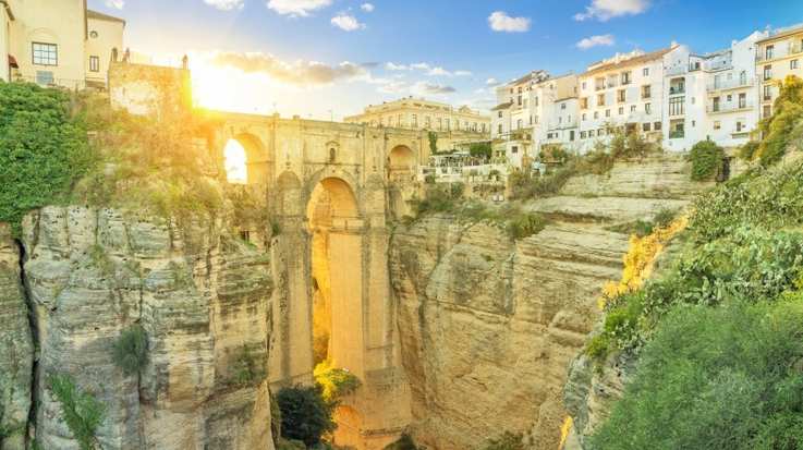 A day trip from Malaga to Ronda is the perfect excuse to get out of Spain’s 6th largest city & discover the mountainous countryside and fascinating history of Malaga