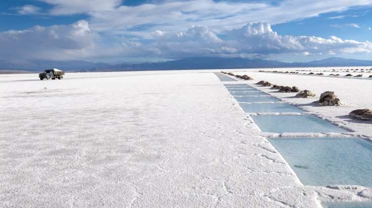 Located in the provinces of Salta and Jujuy in northwestern Argentina, Salinas Grandes are a vast white dessert that stretches for more than 200 square kilometers in