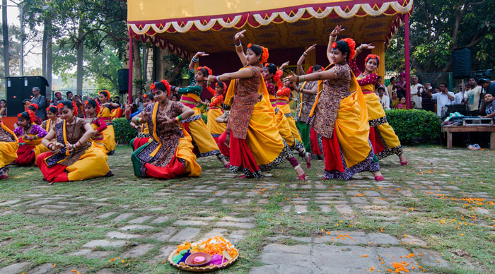 Women Dancers Performing In Holi Celebration