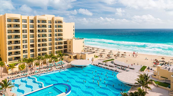 The Royal Sands resort with beautiful beach and swimming pool in Cancun